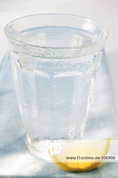 Glas Wasser und Zitronenschnitz