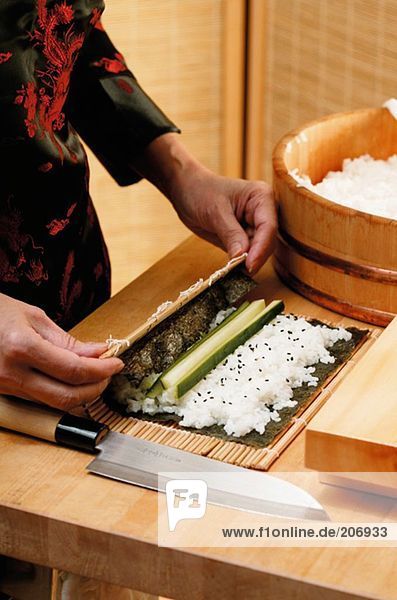 Gerollte Sushi mit Gurke zubereiten