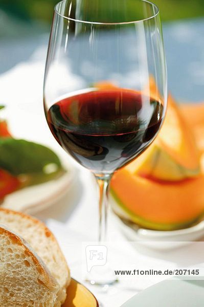 Glas Rotwein auf mediterranem Tisch