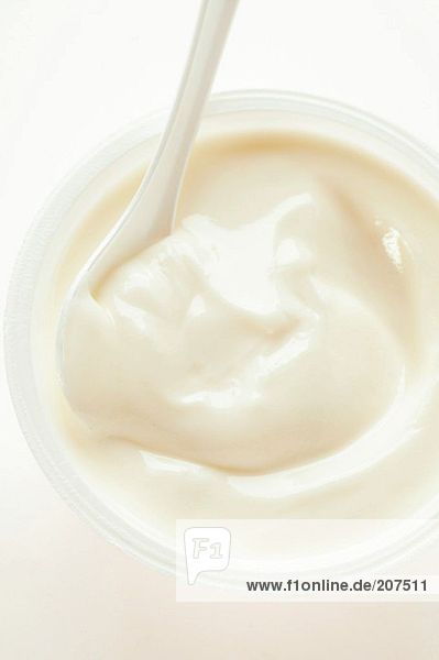 Joghurt im Becher mit Löffel