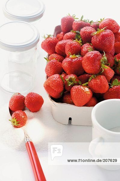 Frische Erdbeeren in Pappschale  Zucker und Einmachgläser