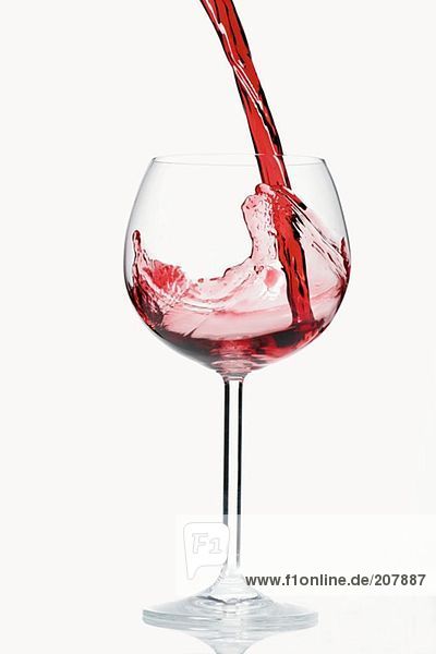 Rotwein in Glas giessen