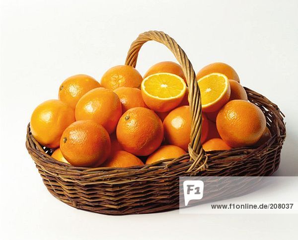 Frische Orangen in einem flachem Weidenkorb
