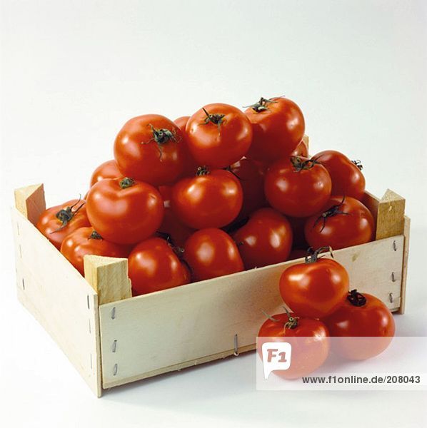 Holzsteige mit Tomaten