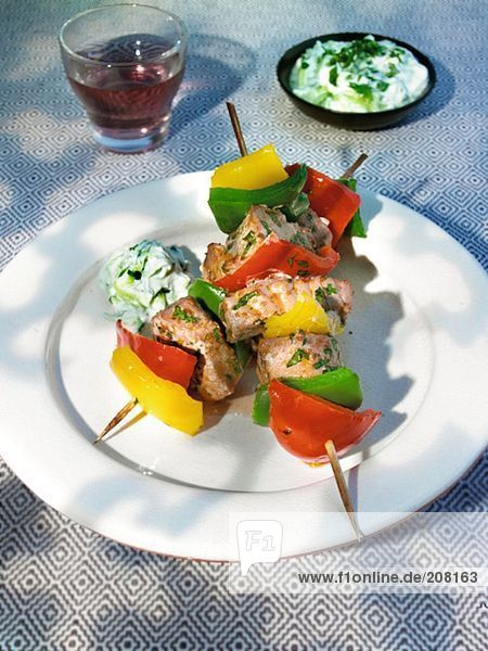 Thunfisch-Paprika-Spiess mit Kräuterjoghurt