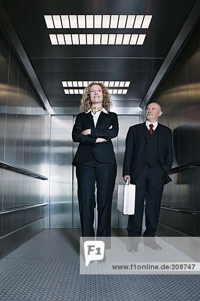 Geschäftsmann und Geschäftsfrau im Aufzug