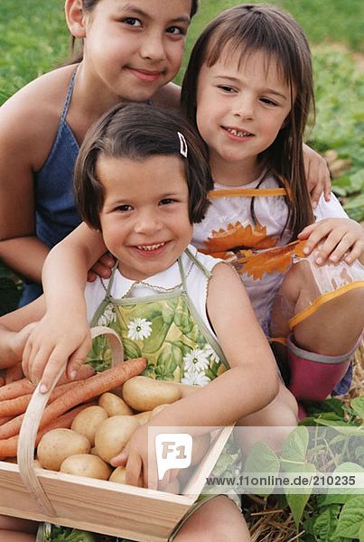 Kinder mit Gemüsekorb