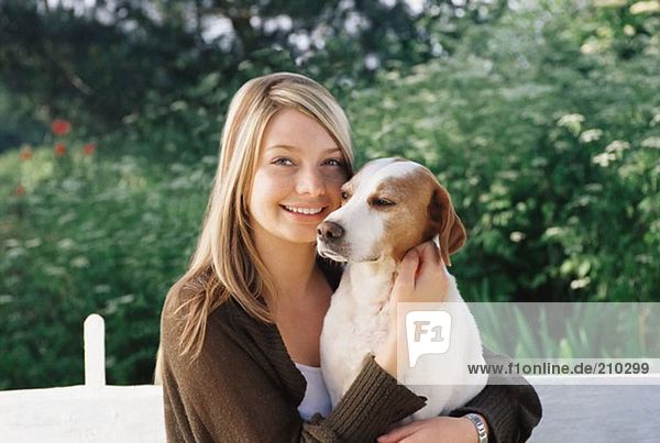 Junge Frau mit Haushund
