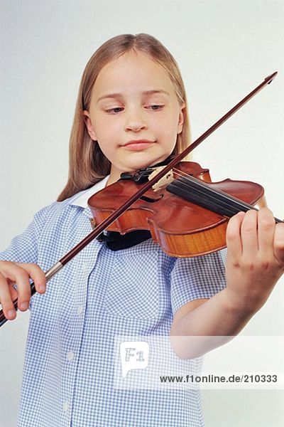Schülerin beim Geigenspiel