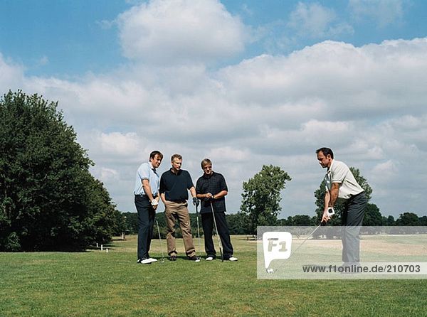 Männer spielen Golf