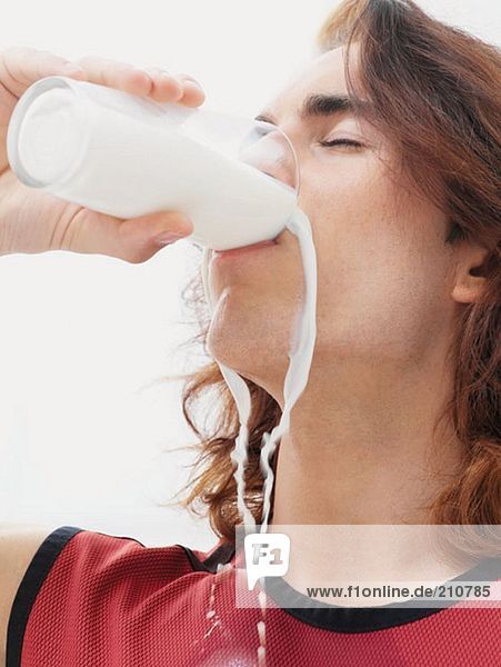 Mann trinkt ein Glas Milch