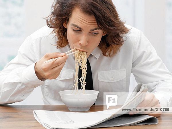 Büroangestellte essen Spaghetti