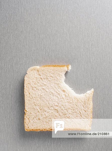 Fehlender Biss von einer Scheibe Brot