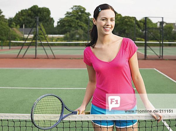 Junge Frau auf einem Tennisplatz