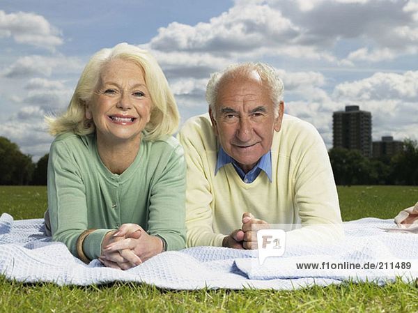 Ältere Paare  die sich in einem Park ausruhen.