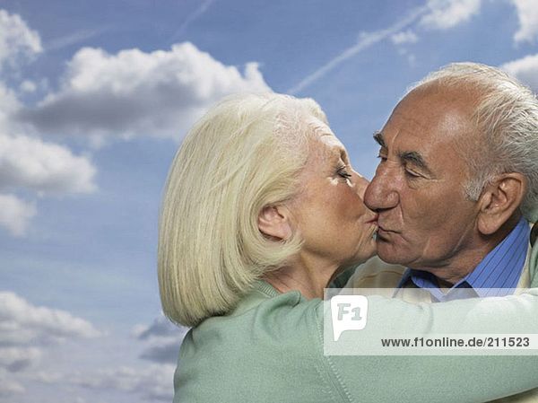 Ältere Paare beim Küssen