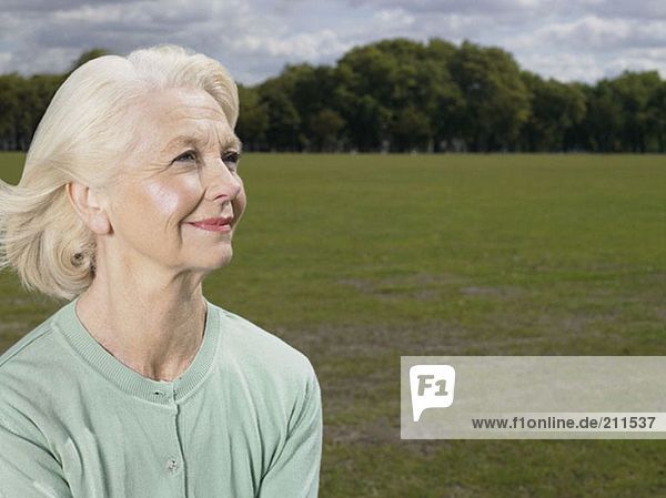 Ältere Frau im Park