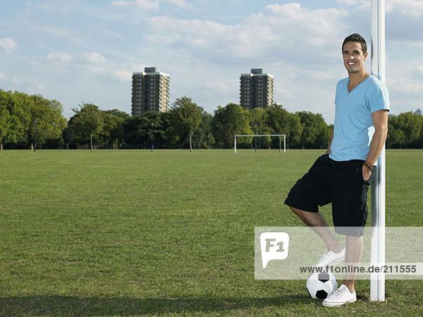 Mann im Park mit einem Fußball