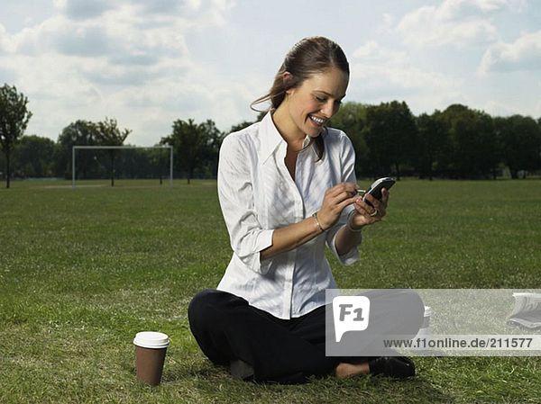 Frau mit einem Handheld-Computer