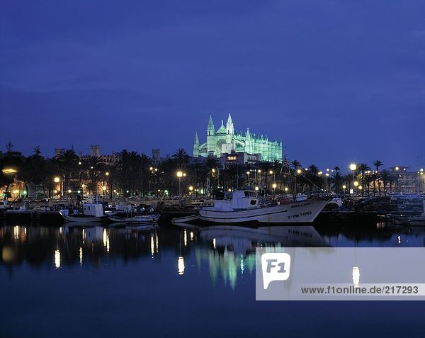 hoch oben beleuchtet Boot Hintergrund Fluss Kathedrale Balearen Balearische Inseln Spanien