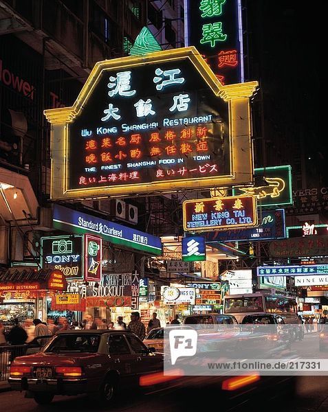 Datenverkehr auf Straße mit Neon beleuchtet im Hintergrund  China