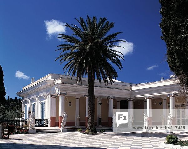 Palme im Hof des Palace  Achillion Palace  Corfu  Greece