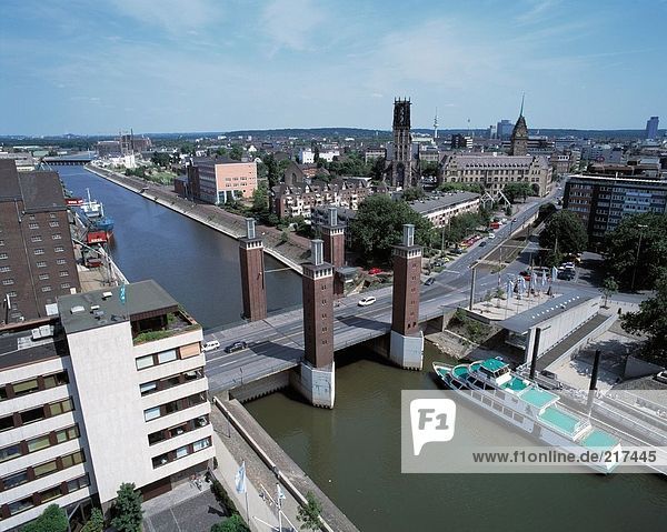 Erhöhte Ansicht der Stadt Duisburg  Nord-Rhein Westfalen  Deutschland