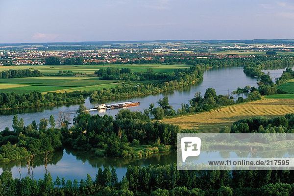 Erhöhte Ansicht des Bootes in River,  Donau,  Regensburg,  Bayern,  Deutschland