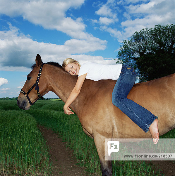 Lächelnde Frau zu Pferd