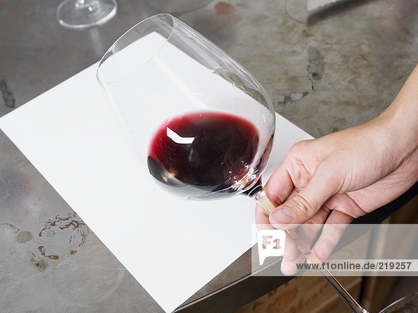 Kontrolle der Farbe von Rotwein gegen weißes Papier
