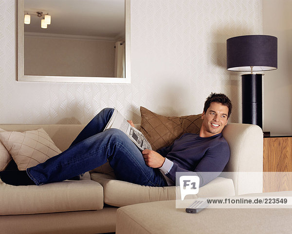 Mann entspannt auf dem Sofa