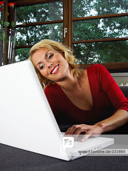 Frau mit Laptop-Computer