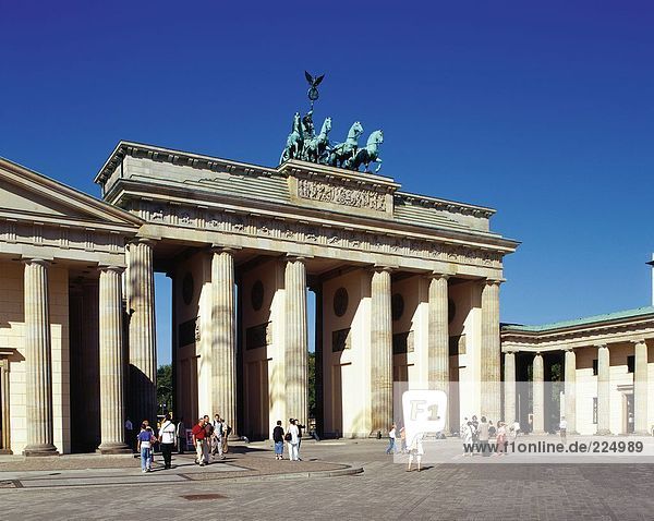 Touristen am Tor  Brandenburger Tor  Berlin  Deutschland