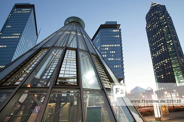 Untersicht der Wolkenkratzer in der Stadt  Messeturm Turm  Frankfurt am Main  Hessen  Deutschland