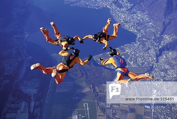 Vier Personen Fallschirmspringen in-formation