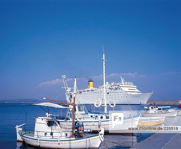 Fischereihafen Fischerhafen Boot Schiff Kreuzfahrtschiff Santorin Griechenland