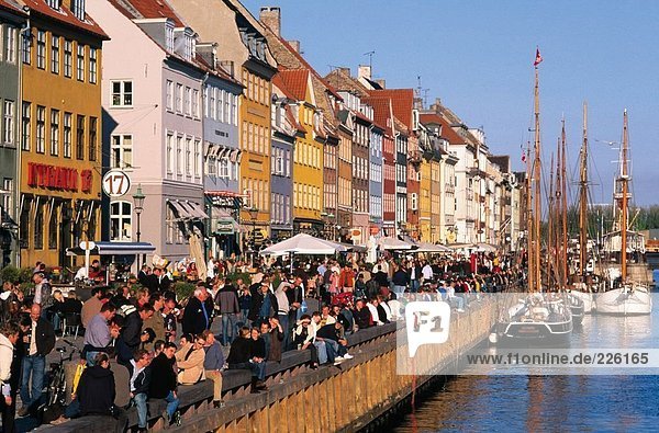 Menschen in Harbor  Nyhavn Kanal  Kopenhagen  Dänemark  Sjaelland