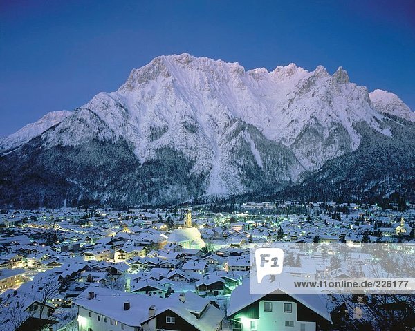 beleuchtet Berg Gebäude Stadt frontal Bayern Abenddämmerung Deutschland Karwendelgebirge