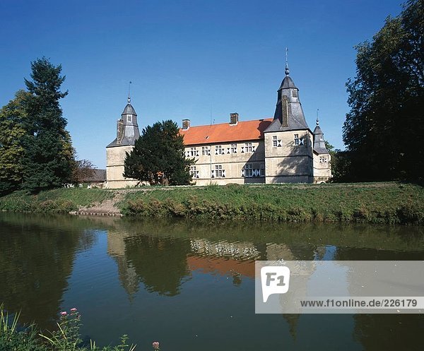 Fluss der vor der Burg Burg von Westerwinkel Deutschland