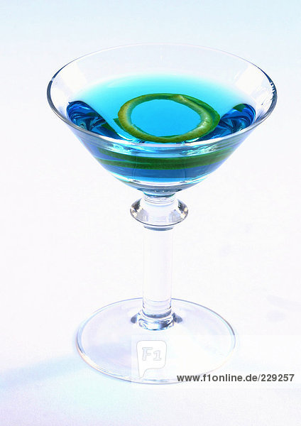 Blue-Curacao-Cocktail mit Zitronenschale