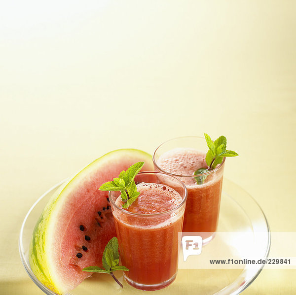 Wassermelonensaft in Saftgläsern mit Melonenspalte