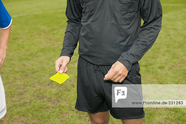 Schiedsrichter mit gelber Karte