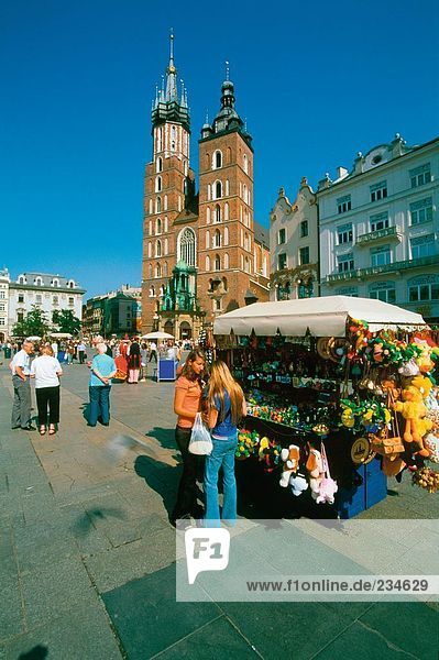 Touristen am Markt Abwürgen  Marienkirche  Krakow  Polen