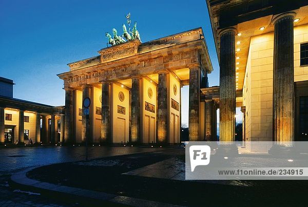 Gate beleuchtet nachts  Quadriga Statue  Brandenburger Tor  Berlin  Deutschland