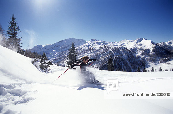 Herrenskifahren in den Alpen  Seitenansicht