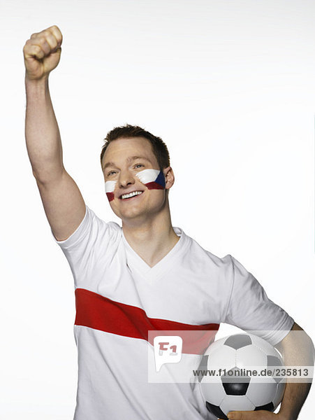 Fußballfan mit tschechischer Flagge auf dem Gesicht bemalt