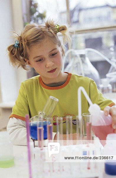 Mädchen (8-9) beim Chemie-Experiment