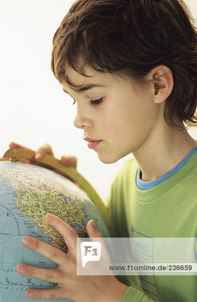 Junge (9-10) mit Globus  Portrait