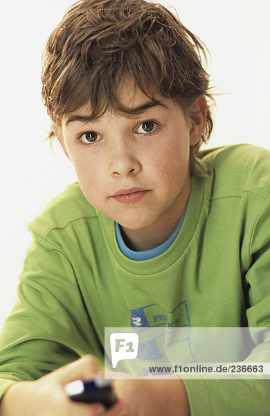 Junge (9-10 Jahre) mit Fernbedienung  Portrait