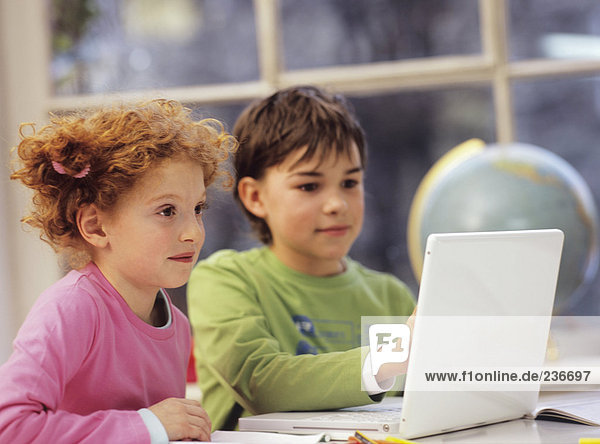 Junge und Mädchen (7-9) mit Laptop
